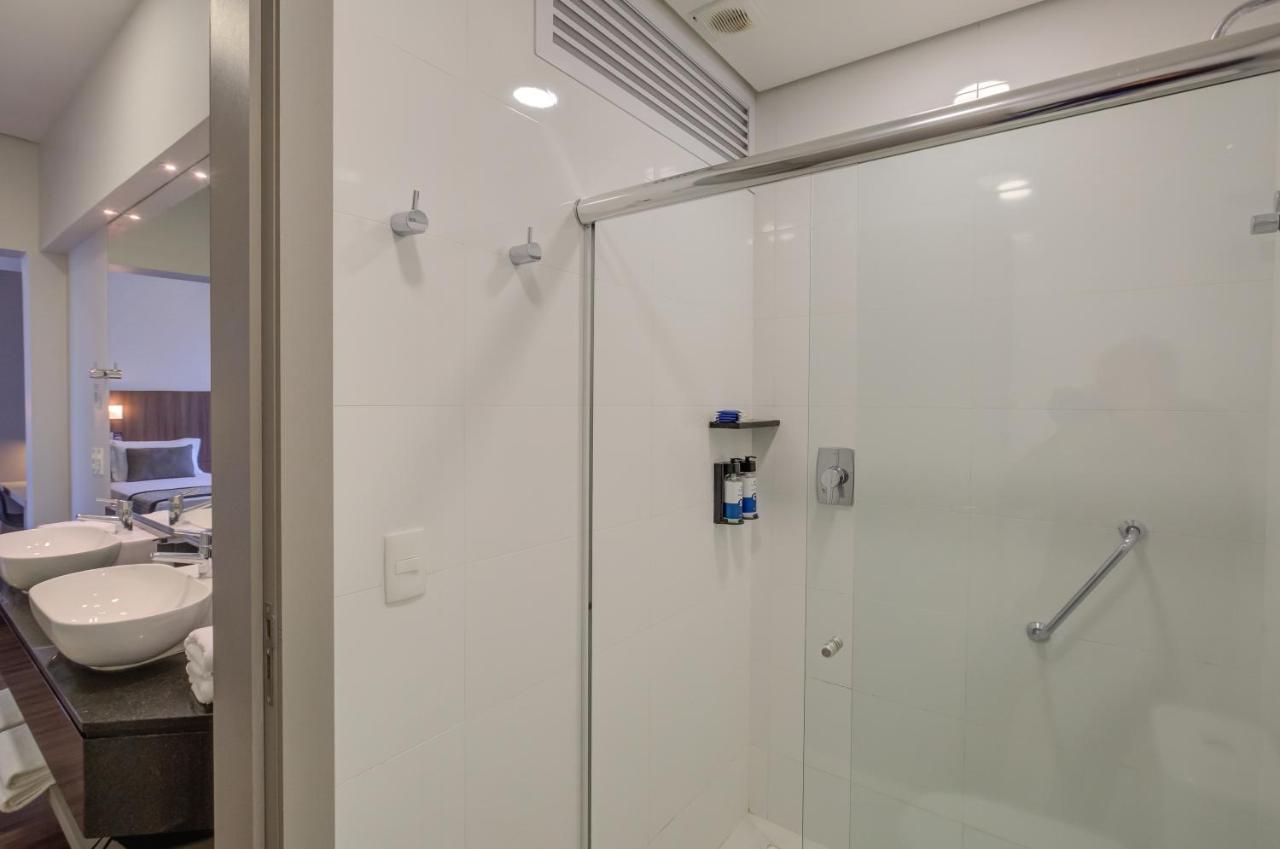 Quarto Luxo com Cama de Casal
